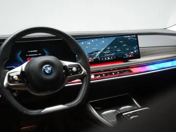 i7  eDrive50 M Sport Leder Kamera HUD B&W Wide S