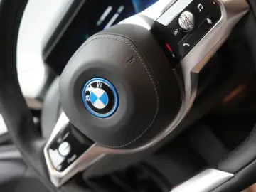 i7  eDrive50 M Sport Leder Kamera HUD B&W Wide S