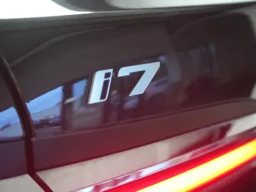 i7  eDrive50 M Sport Leder Kamera HUD B&W Wide S