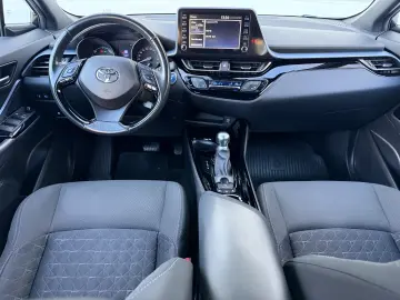 Toyota C-HR facelift 2020 75.000 km de vanzare in RATE FIXE