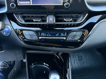 Toyota C-HR facelift 2020 75.000 km de vanzare in RATE FIXE