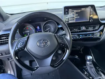 Toyota C-HR facelift 2020 75.000 km de vanzare in RATE FIXE