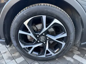 Toyota C-HR facelift 2020 75.000 km de vanzare in RATE FIXE