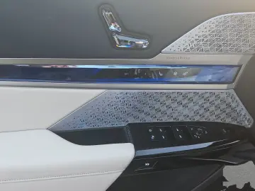 740 d xDrive MSport Cinema Loung B&W