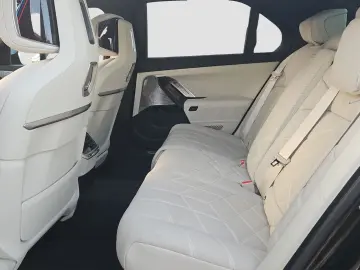 740 d xDrive MSport Cinema Loung B&W