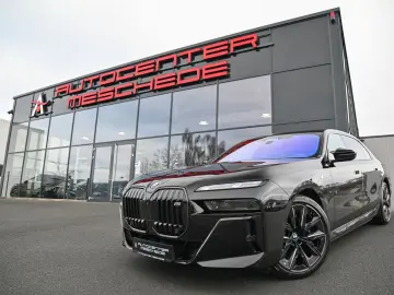 i7 M70 xDrive Executive Lounge  Theatre Screen