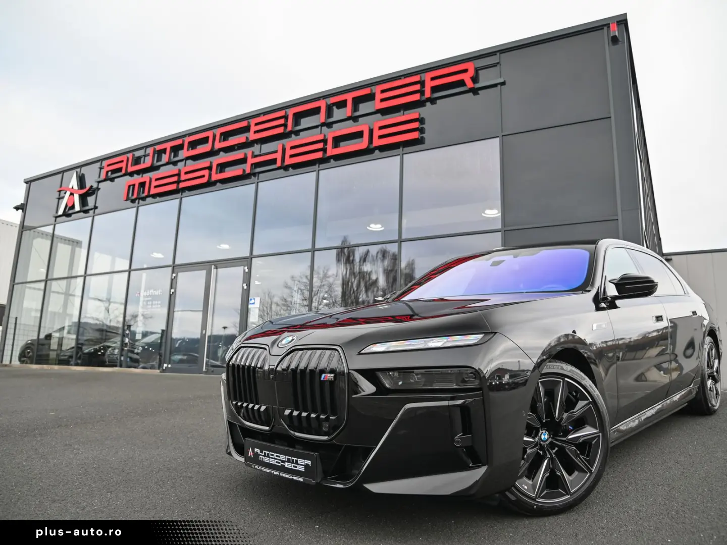 i7 M70 xDrive Executive Lounge  Theatre Screen