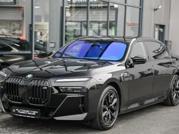 i7 M70 xDrive Executive Lounge  Theatre Screen