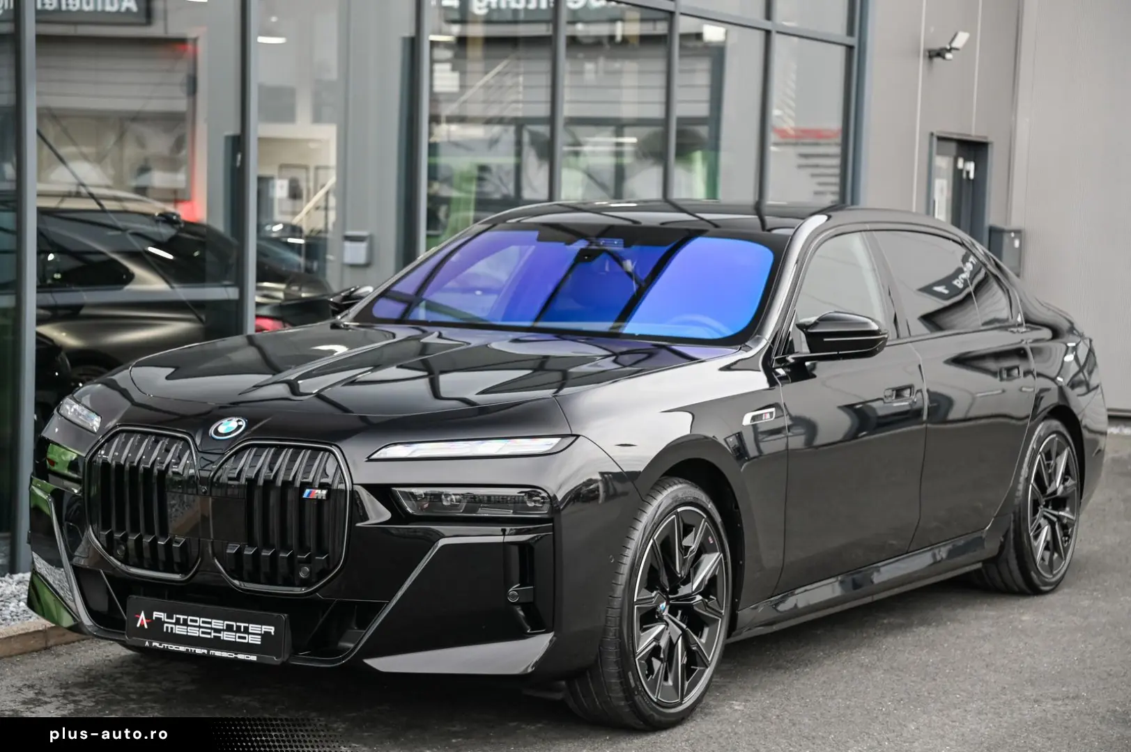 i7 M70 xDrive Executive Lounge  Theatre Screen