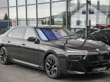 i7 M70 xDrive Executive Lounge  Theatre Screen