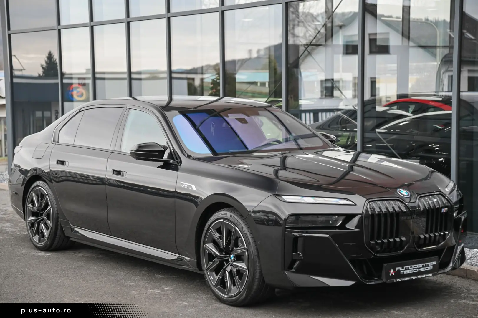 i7 M70 xDrive Executive Lounge  Theatre Screen