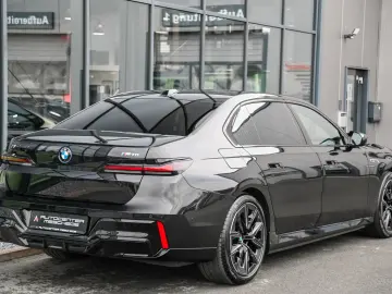 i7 M70 xDrive Executive Lounge  Theatre Screen