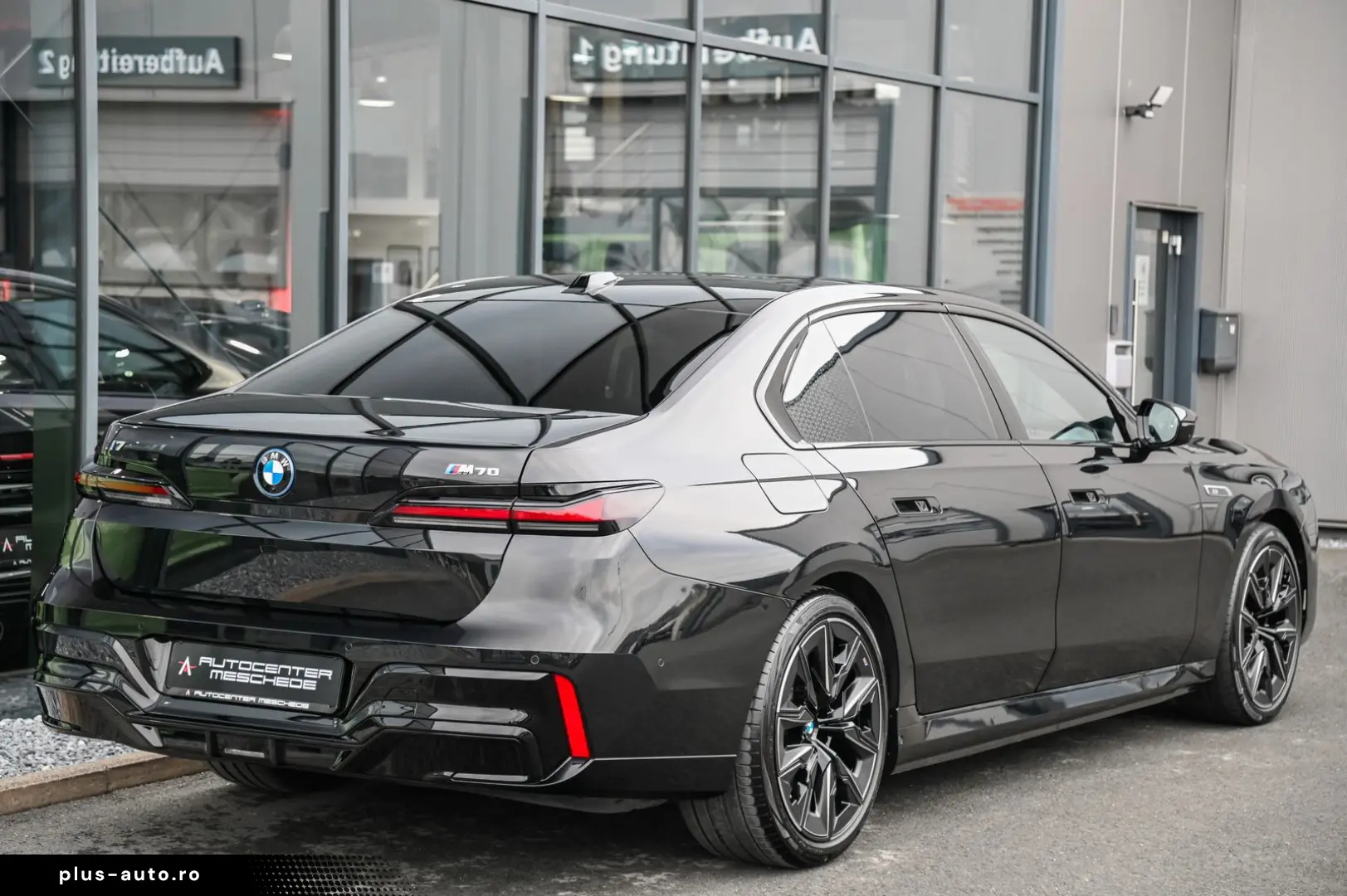 i7 M70 xDrive Executive Lounge  Theatre Screen