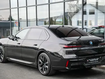 i7 M70 xDrive Executive Lounge  Theatre Screen