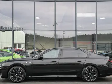 i7 M70 xDrive Executive Lounge  Theatre Screen