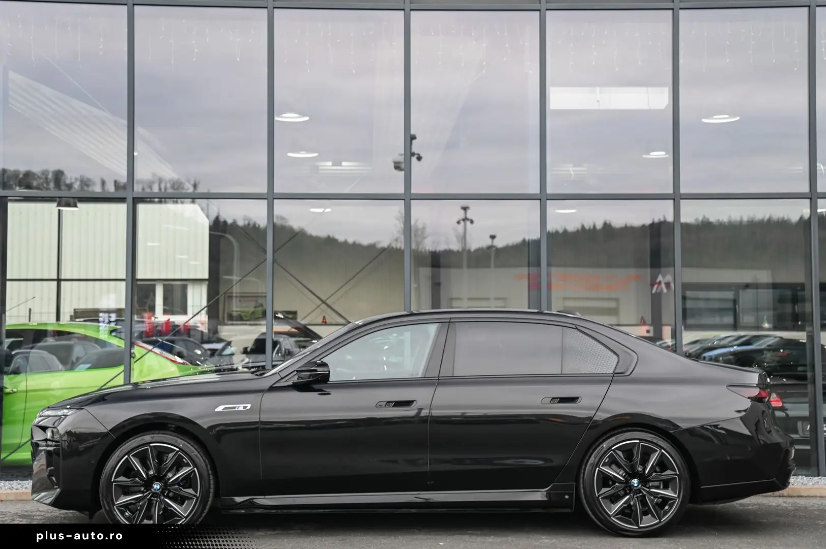 i7 M70 xDrive Executive Lounge  Theatre Screen