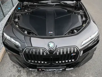 i7 M70 xDrive Executive Lounge  Theatre Screen