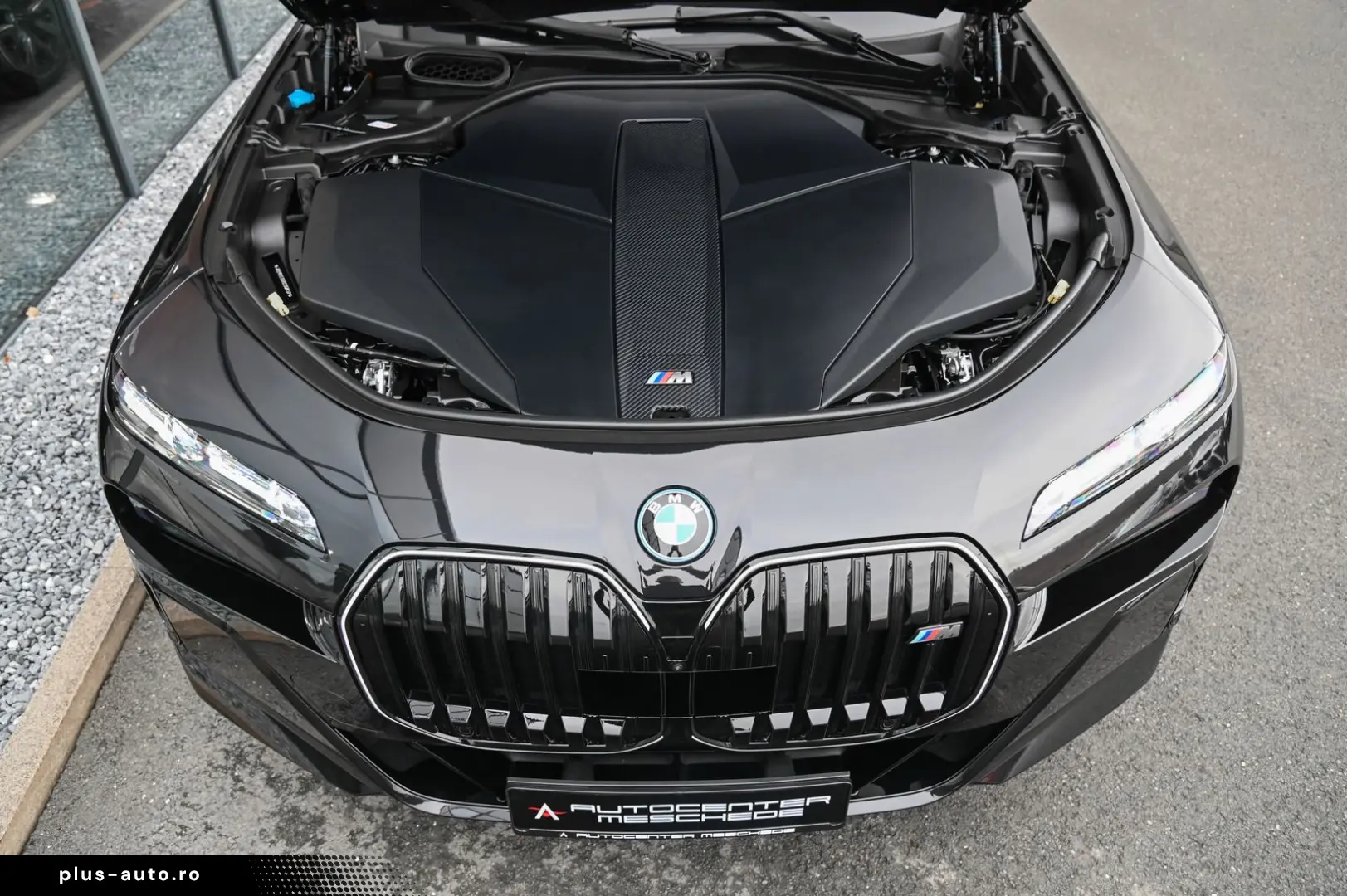 i7 M70 xDrive Executive Lounge  Theatre Screen