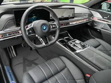 i7 M70 xDrive Executive Lounge  Theatre Screen