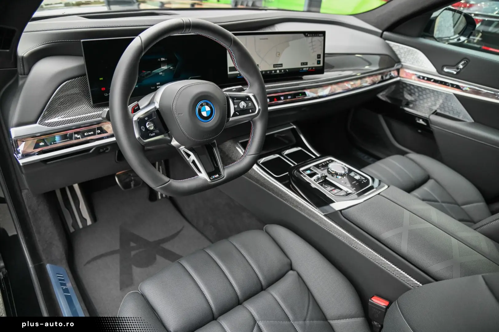 i7 M70 xDrive Executive Lounge  Theatre Screen