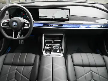 i7 M70 xDrive Executive Lounge  Theatre Screen