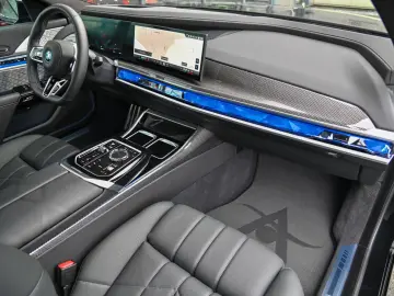 i7 M70 xDrive Executive Lounge  Theatre Screen