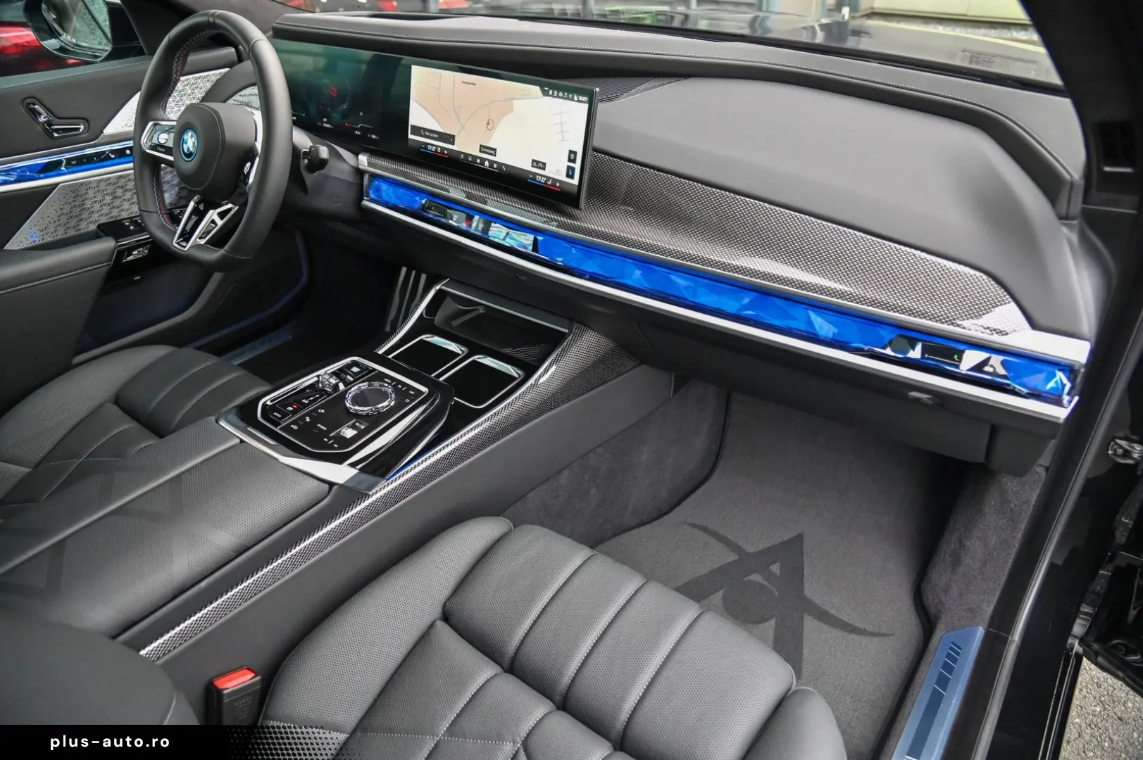 i7 M70 xDrive Executive Lounge  Theatre Screen