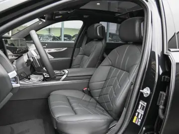 i7 M70 xDrive Executive Lounge  Theatre Screen