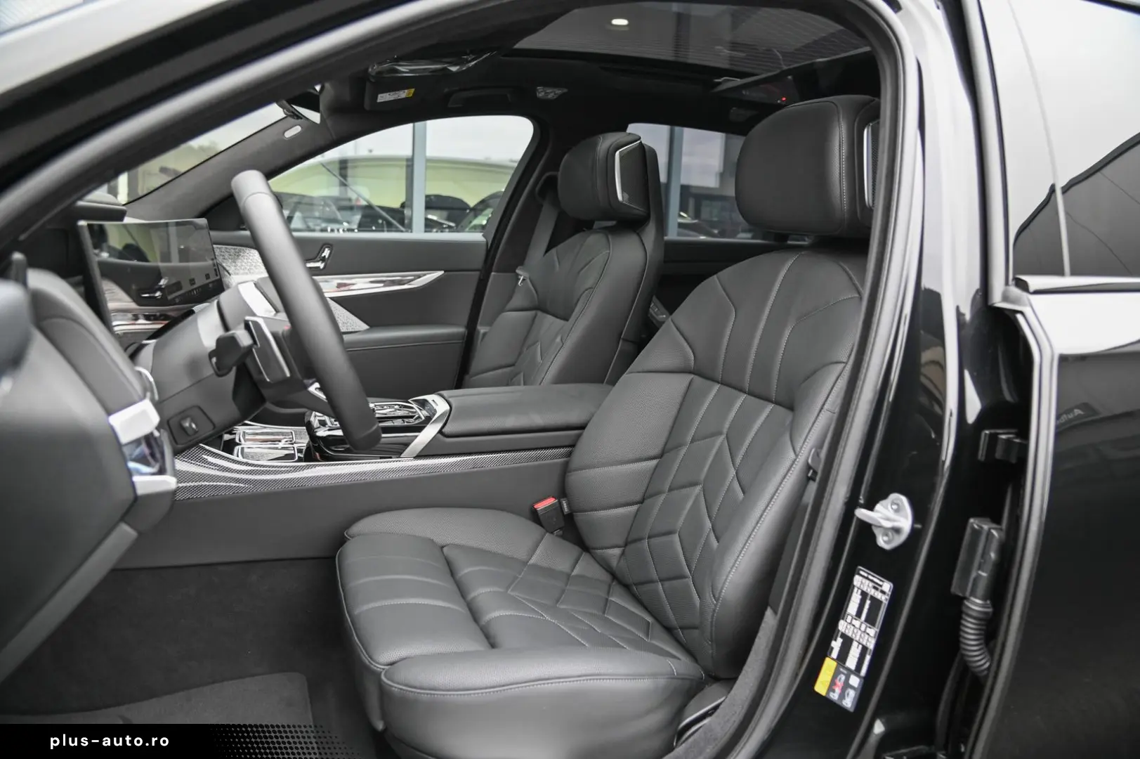 i7 M70 xDrive Executive Lounge  Theatre Screen