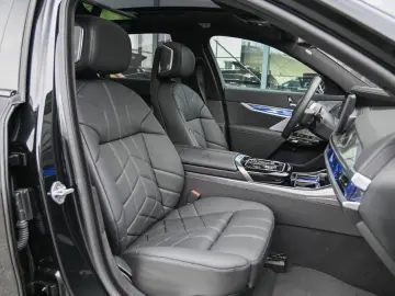 i7 M70 xDrive Executive Lounge  Theatre Screen