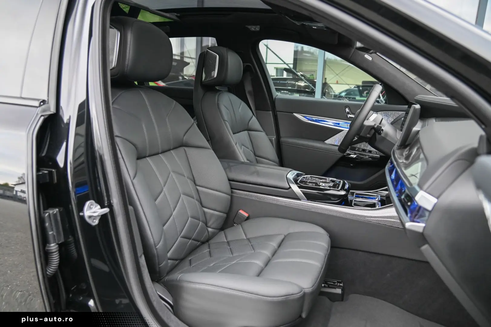 i7 M70 xDrive Executive Lounge  Theatre Screen