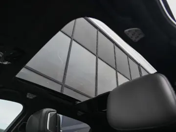 i7 M70 xDrive Executive Lounge  Theatre Screen