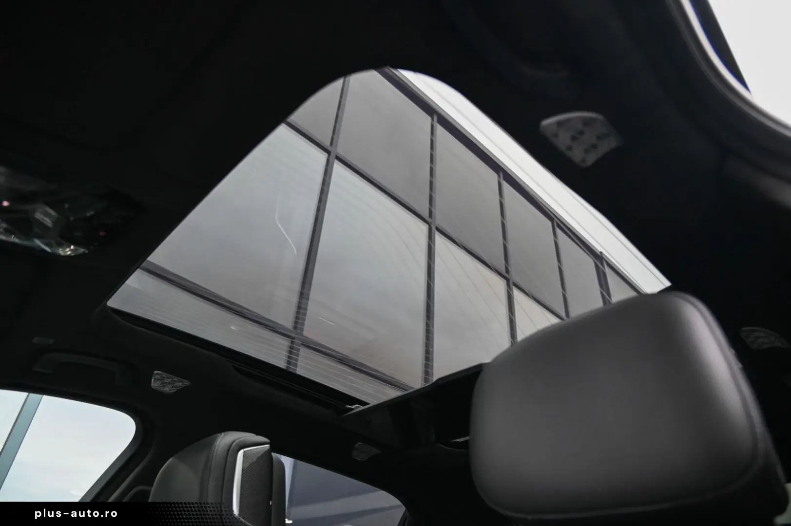 i7 M70 xDrive Executive Lounge  Theatre Screen