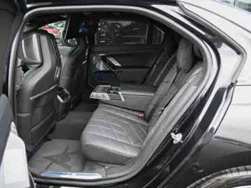 i7 M70 xDrive Executive Lounge  Theatre Screen