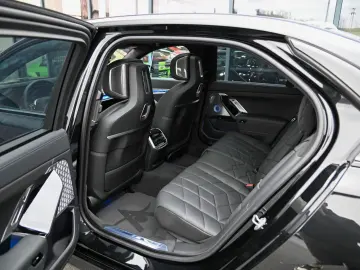 i7 M70 xDrive Executive Lounge  Theatre Screen