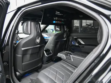 i7 M70 xDrive Executive Lounge  Theatre Screen