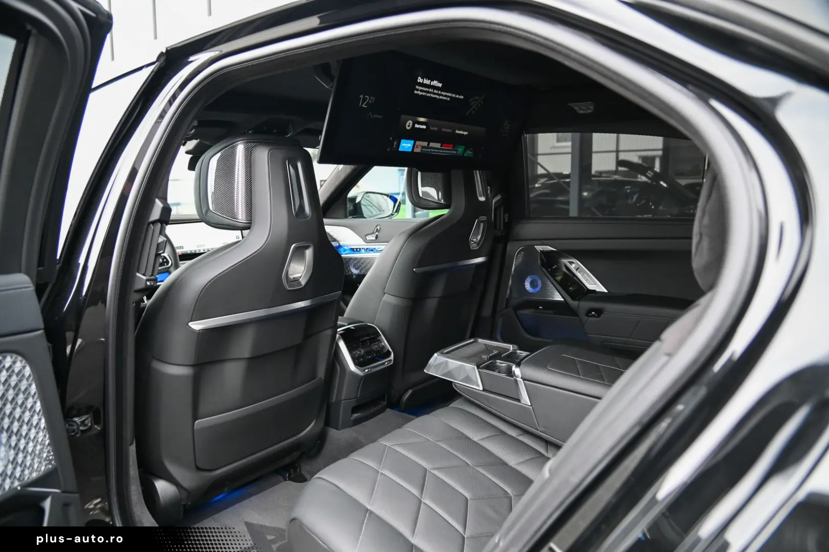 i7 M70 xDrive Executive Lounge  Theatre Screen