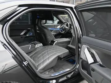 i7 M70 xDrive Executive Lounge  Theatre Screen