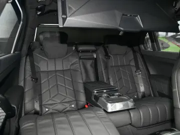 i7 M70 xDrive Executive Lounge  Theatre Screen