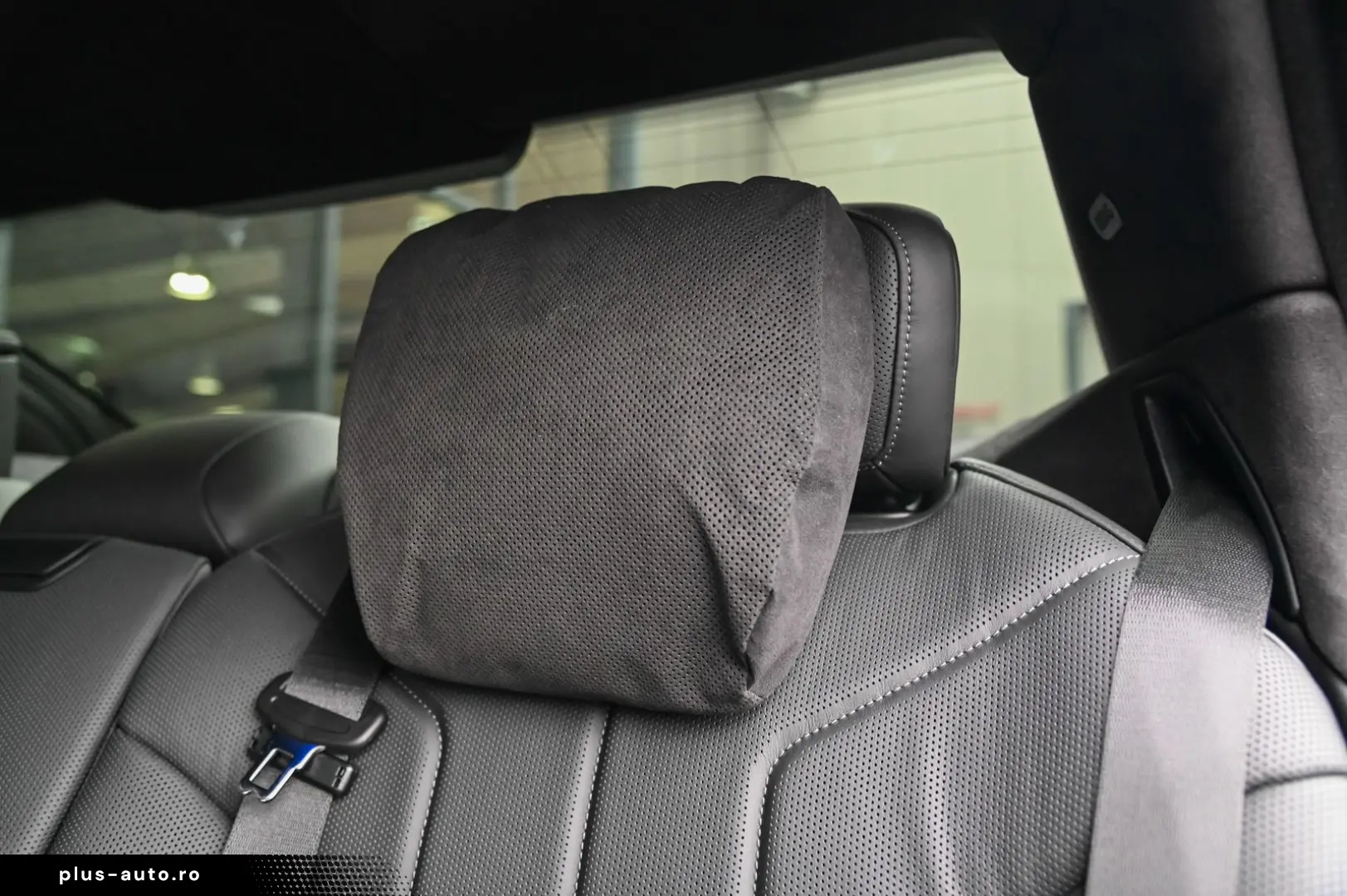 i7 M70 xDrive Executive Lounge  Theatre Screen