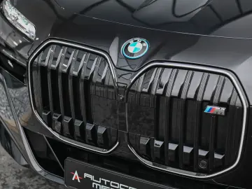 i7 M70 xDrive Executive Lounge  Theatre Screen