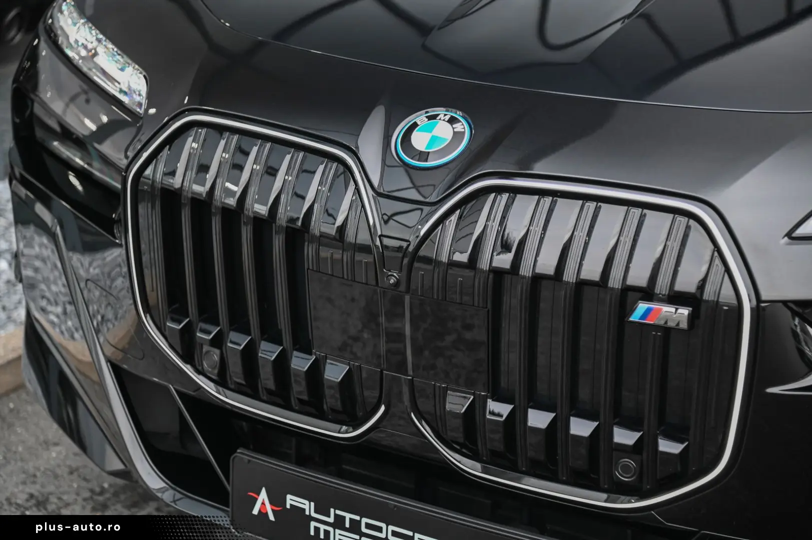 i7 M70 xDrive Executive Lounge  Theatre Screen