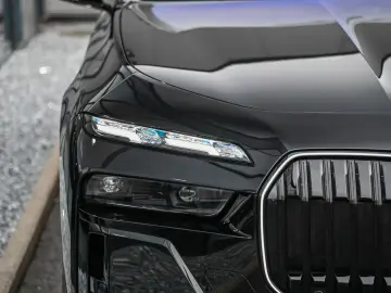 i7 M70 xDrive Executive Lounge  Theatre Screen