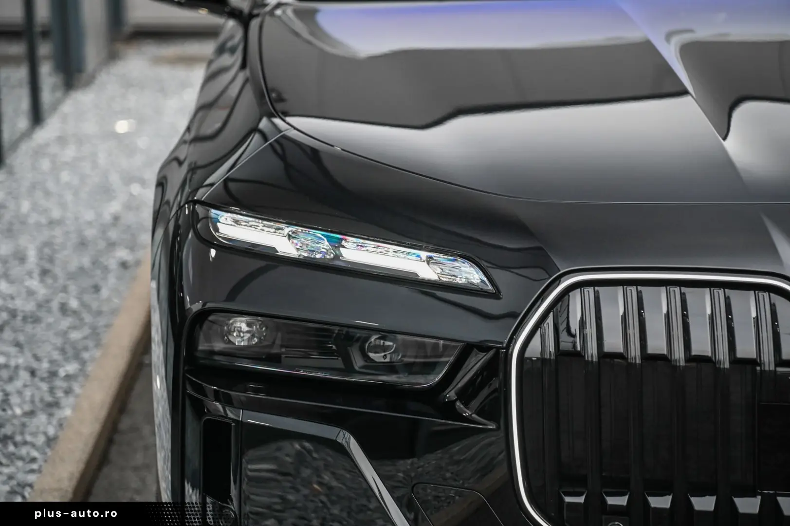 i7 M70 xDrive Executive Lounge  Theatre Screen