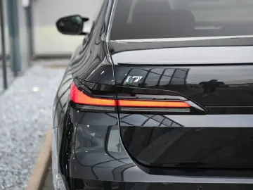 i7 M70 xDrive Executive Lounge  Theatre Screen