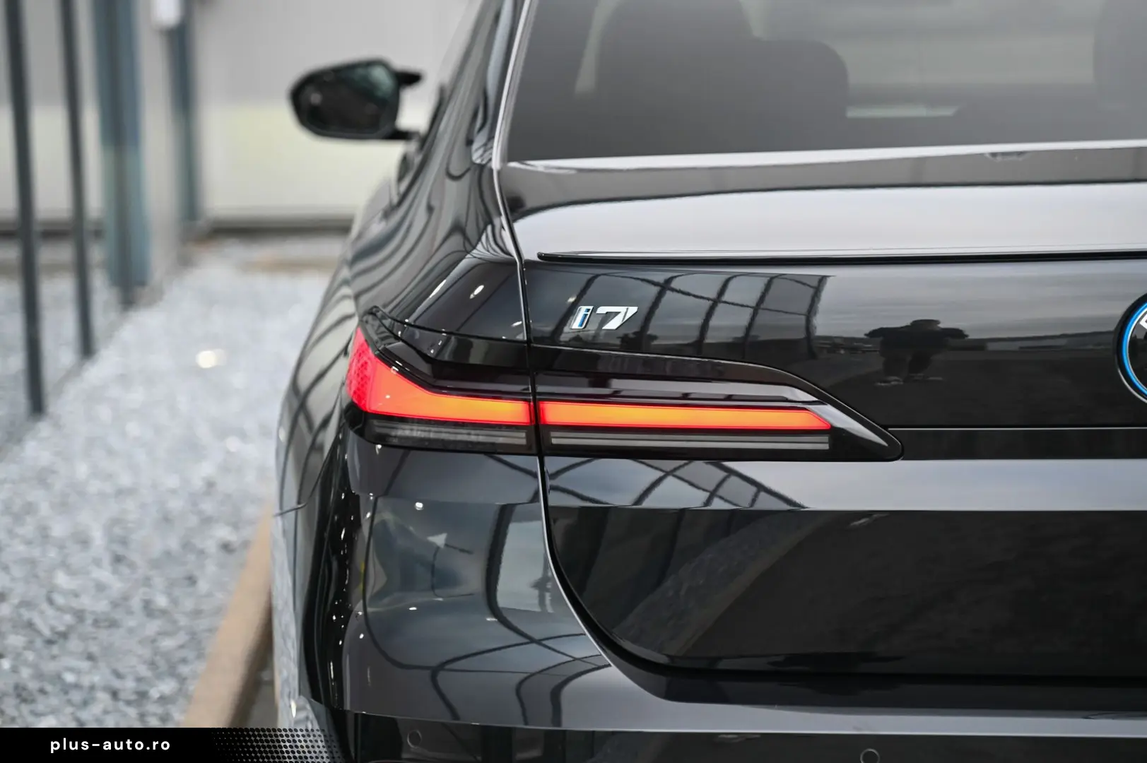 i7 M70 xDrive Executive Lounge  Theatre Screen