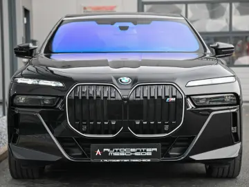 i7 M70 xDrive Executive Lounge  Theatre Screen