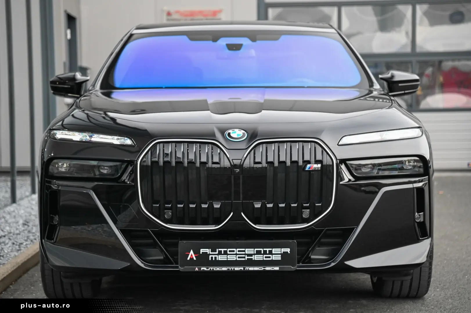 i7 M70 xDrive Executive Lounge  Theatre Screen