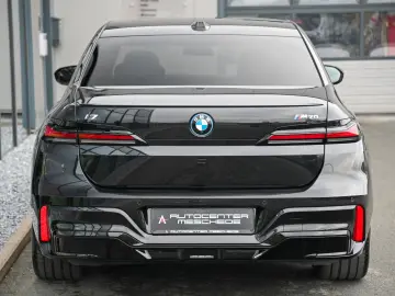 i7 M70 xDrive Executive Lounge  Theatre Screen