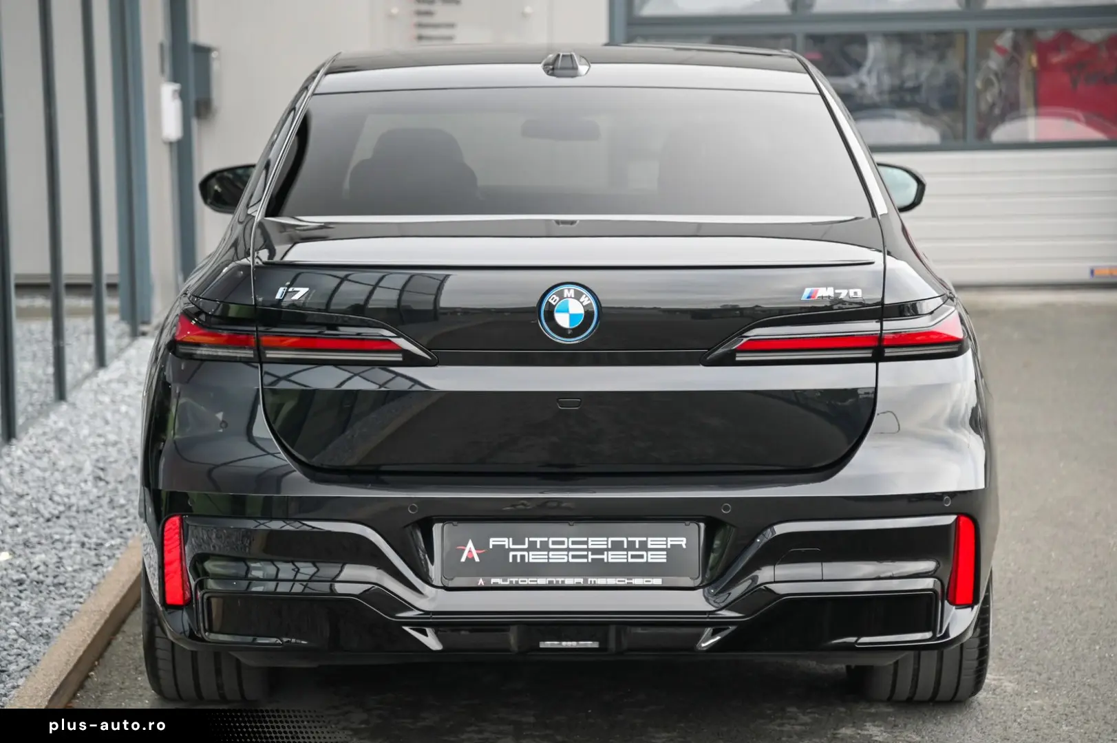 i7 M70 xDrive Executive Lounge  Theatre Screen